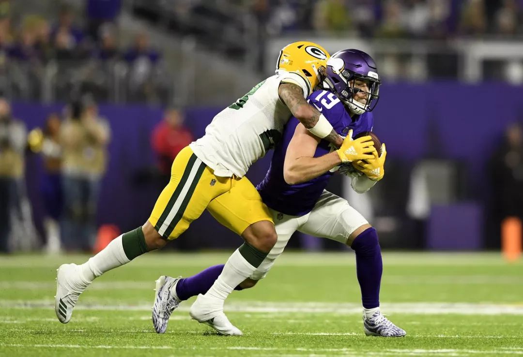 九游会登录-关于橄榄球夜战：南城飞鹰队绝杀齐鲁犀牛队，速度优势明显禁区内连续解围的信息